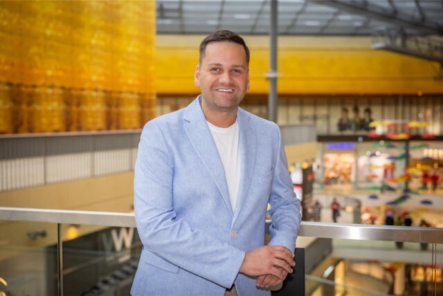 Torben Seifert steht in der Thier-Galerie am Westenhellweg in Dortmund.