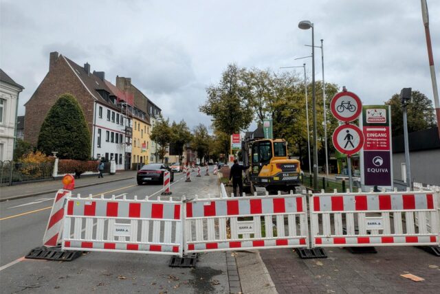 Bauarbeiter sind an einer Bushaltestelle auf der Bochumer Straße zugange