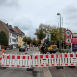 Bauarbeiter sind an einer Bushaltestelle auf der Bochumer Straße zugange