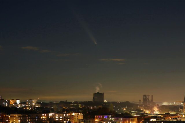 Der Komet am Horizont über Dortmund.