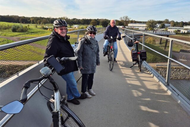 Fußgänger und Radfahrer auf der neuen Brücke Sprung über die Emscher in Castrop-Rauxel.