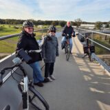Fußgänger und Radfahrer auf der neuen Brücke Sprung über die Emscher in Castrop-Rauxel.