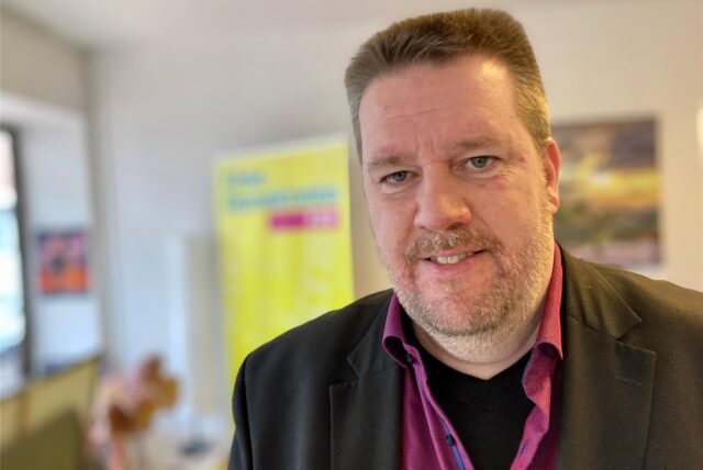 Nils Bettinger (FDP) steht im Ladenlokal der Castrop-Rauxeler FDP.