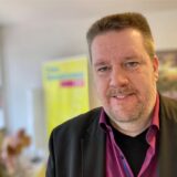 Nils Bettinger (FDP) steht im Ladenlokal der Castrop-Rauxeler FDP.