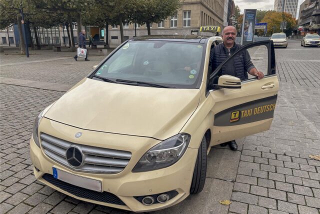 Cengiz B. vor seinem Mercedes-Taxi
