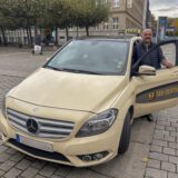 Cengiz B. vor seinem Mercedes-Taxi