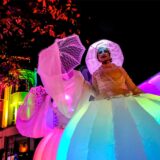 Bunt beleuchtete Stelzenläufer bei Recklinghausen leuchtet.