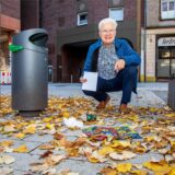 Bernd Lekse zeigt in der Hertener Innenstadt, dass Unrat neben einem Mülleimer liegt.