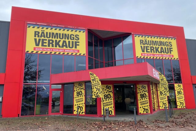 Das Möbelgeschäft Multipolster in Dortmund-Oespel hat leuchtend-gelbe Schilder mit dem Aufdruck „Räumungsverkauf“ an seine Fenster geklebt.