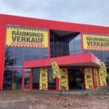 Das Möbelgeschäft Multipolster in Dortmund-Oespel hat leuchtend-gelbe Schilder mit dem Aufdruck „Räumungsverkauf“ an seine Fenster geklebt.