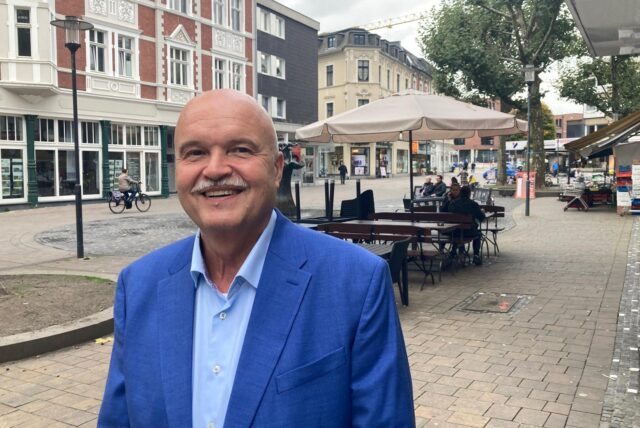 Bernhard Felling, Bürgermeister-Kandidat der CDU Herten, steht in der Hertener Fußgängerzone.
