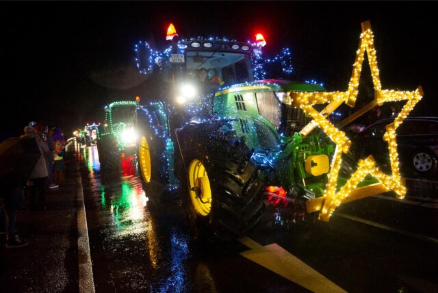 Trecker mit festlicher Beleuchtung
