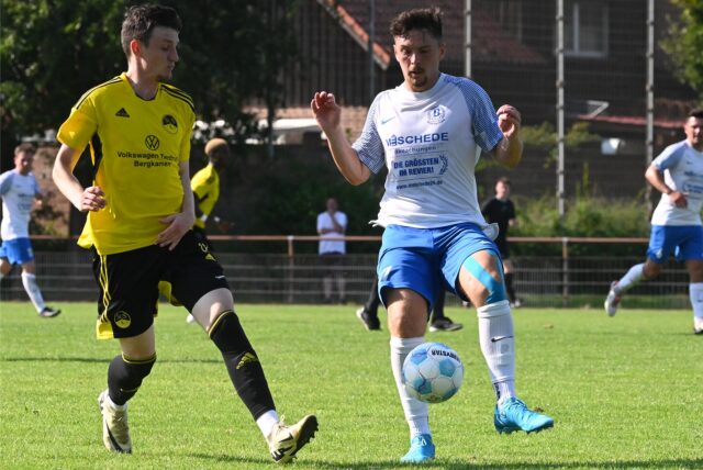 Kevin Kriebel im Kampf um den Ball im Spiel gegen SuS Kaiserau.
