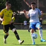 Kevin Kriebel im Kampf um den Ball im Spiel gegen SuS Kaiserau.