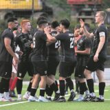 Die Mannschaft des FC 26 Erkenschwick klatscht sich in schwarzen Trikots ab.