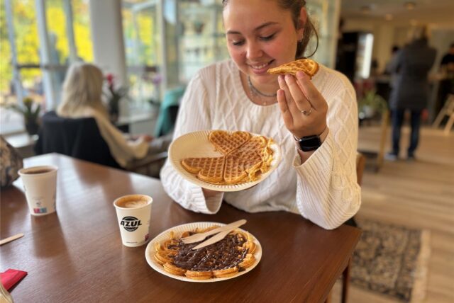 Leckere Waffeln und Cappuccino haben wir im Café Orchidee probiert.