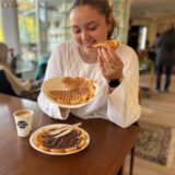Leckere Waffeln und Cappuccino haben wir im Café Orchidee probiert.