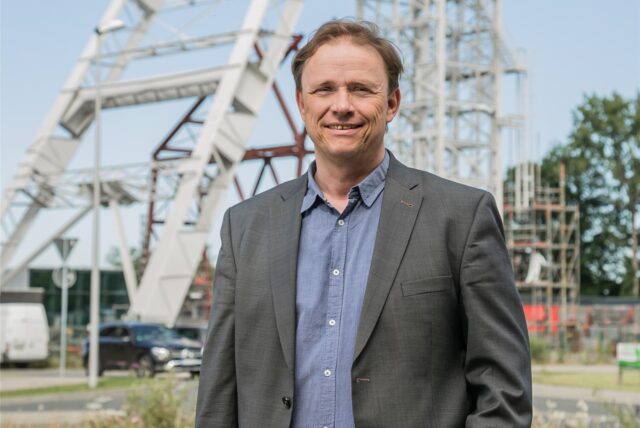 Dirk Groß, Vorsitzender der SPD-Fraktion im Dorstener Stadtrat, steht vor einem Förderturm.