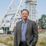Dirk Groß, Vorsitzender der SPD-Fraktion im Dorstener Stadtrat, steht vor einem Förderturm.