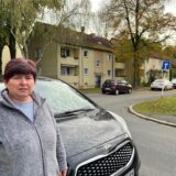 Elke Baltrusch macht auf die schwierige Verkehrssituation in der Straße Am Wittfeld in Derne aufmerksam.