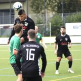 Den Ball aus der Gefahrenzone köpft hier Simon Dirmeier von SW Meckinghoven.