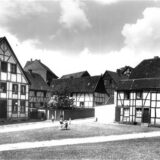 Montage: Links sieht man den Recklinghäuser Stadtarchivar Dr. Matthias Kordes, rechts eine Ansicht der Straße Paulsörter aus den 1930er-Jahren.