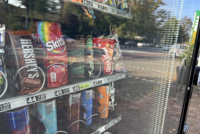 In einem Regal eines Snack-Automats von Snack Heaven in Datteln steht Dubai Schokolade neben den Skittles.