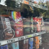 In einem Regal eines Snack-Automats von Snack Heaven in Datteln steht Dubai Schokolade neben den Skittles.