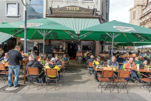 Die Gäste der Dortmunder Traditionsgastronomie „Zum alten Markt“ können noch draußen sitzen und die herbstliche Sonne genießen.