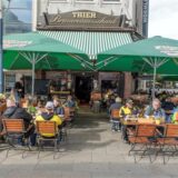 Die Gäste der Dortmunder Traditionsgastronomie „Zum alten Markt“ können noch draußen sitzen und die herbstliche Sonne genießen.
