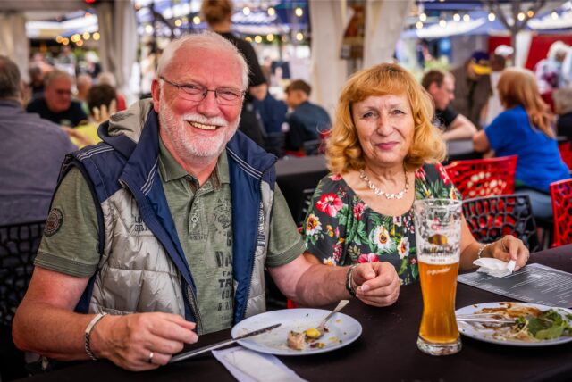Zwei ältere Personen essen beim Dortmund a la carte 2024.