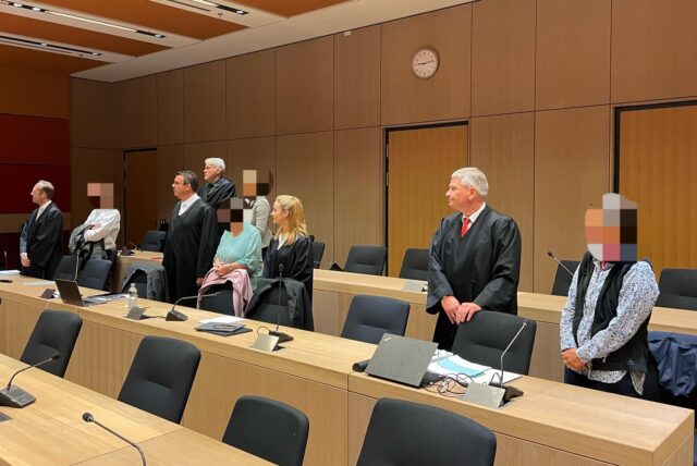 Ein Arzt (2.v.l.) aus Bochum muss sich wegen Untreue und millionenschweren Betrugs vor dem Bochumer Landgericht verantworten. Mitangeklagt sind drei Frauen, die ihm teilweise Hilfe geleistet haben sollen.
