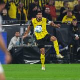 Emre Can nimmt den Ball an.