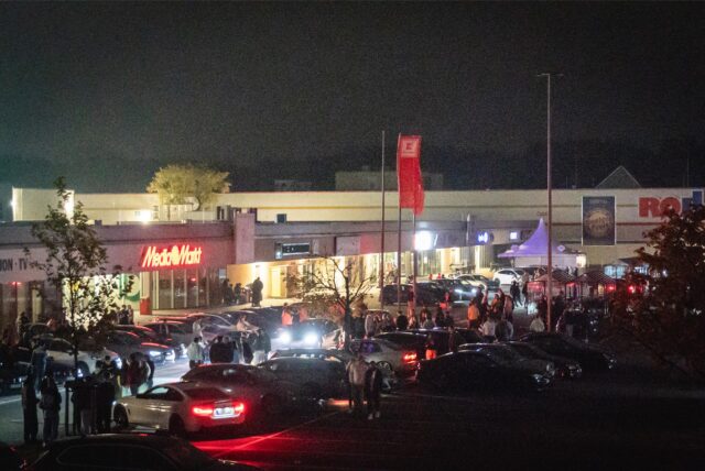 Auf dem Kaufland-Parkplatz in Indupark Dortmund stehen am Abend zahlreiche Autos eines illegalen Tuner-Treffens.