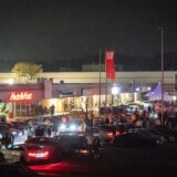 Auf dem Kaufland-Parkplatz in Indupark Dortmund stehen am Abend zahlreiche Autos eines illegalen Tuner-Treffens.