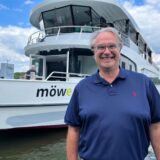 Carsten Schier vor der Möwe