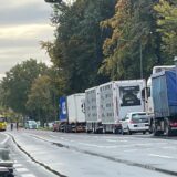 Eine Autoschlange auf der Hebewerkstraße.