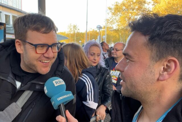 Martin Bytomski spricht mit einem Fan vor der Westfalenhalle über den Schlagerboom.