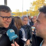 Martin Bytomski spricht mit einem Fan vor der Westfalenhalle über den Schlagerboom.