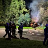 Einsatzkräfte der Feuerwehr beim Brand einer Gartenlaube in Dortmund.
