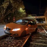 Ein oranger Seat Ibiza steht im Gleisbereich der U47 auf der B1 in Dortmund.