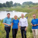 Die Tier- und Pflanzenvielfalt im Natur- und Wasser-Erlebnis-Park war auch Teil der Untersuchungen, die in die ARD-Doku einflossen. Das Bild zeigt Bürgermeister Rajko Kravanja und Dr. Heide Naderer (NABU) mit Frank Obenaus und Mario Sommerhäuser (beide Emschergenossenschaft) bei einem Aktionstag zur Bestimmung der Artenvielfalt im Emscherland.