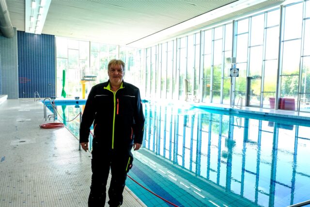 Badleiter Christian Ziolkowski steht vor dem menschenleeren Innenschwimmbecken des Südbads an der Pappelallee in Recklinghausen