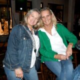 Zwei Frauen besuchen den Feierabendmarkt in Herten-Langenbochum.