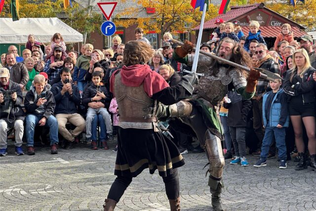Ritter-Kämpfe waren ein Highlight auf dem Mittelaltermarkt. Viele Zuschauer versammelten sich rund um die „Arena“ auf dem Marktplatz.e