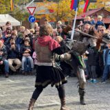 Ritter-Kämpfe waren ein Highlight auf dem Mittelaltermarkt. Viele Zuschauer versammelten sich rund um die „Arena“ auf dem Marktplatz.e