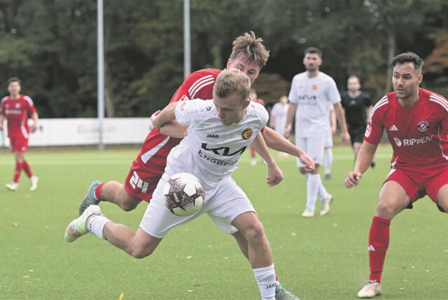 Finn Wortmann im Zweikampf um den Ball im Spiel gegen Victoria Clarholz.