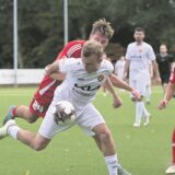 Finn Wortmann im Zweikampf um den Ball im Spiel gegen Victoria Clarholz.