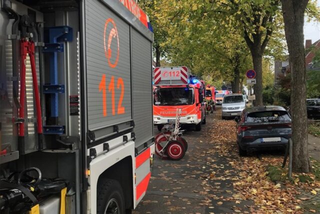 Der Löschzug an der Einsatzstelle in Bottrop.