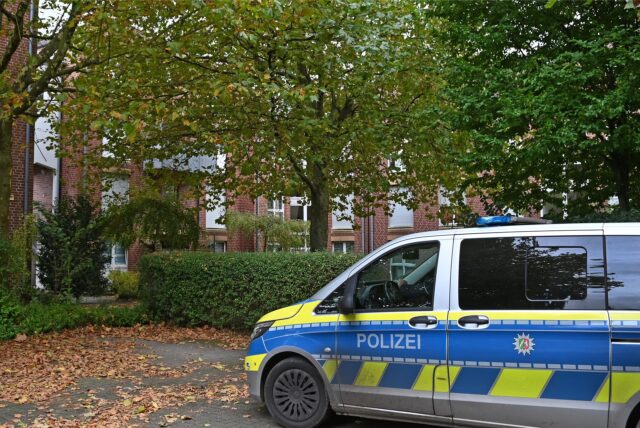 Ein Streifenwagen der Polizei stand am Tag nach dem versuchten Mord noch in der Nähe des Tatortes in Dorsten.